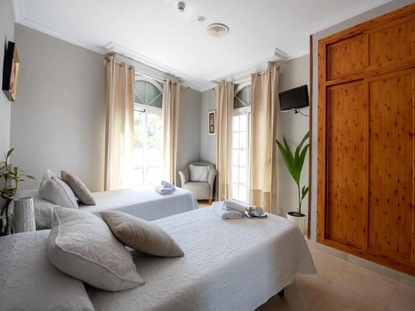 Hostal La Muralla : photo 9 de la chambre chambre double ou lits jumeaux avec salle de bains privative