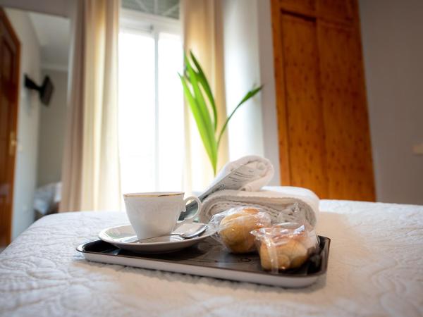 Hostal La Muralla : photo 1 de la chambre chambre lits jumeaux avec lit d'appoint et salle de bains privative