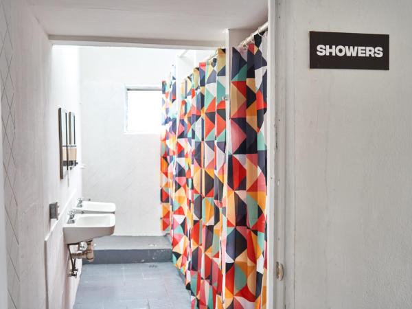 Hostal Americana : photo 5 de la chambre chambre double avec salle de bains commune