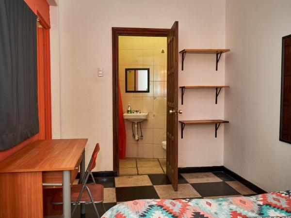 Hostal Americana : photo 4 de la chambre chambre double avec salle de bains privative