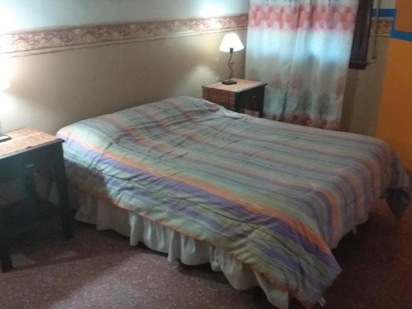 La Covacha Youth Hostel : photo 3 de la chambre chambre double avec salle de bains commune