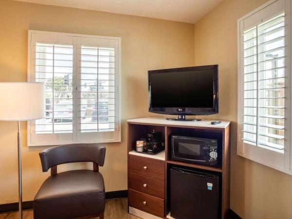 Comfort Inn San Diego Airport At The Harbor : photo 8 de la chambre deluxe room, 1 king bed and bunk bed, non smoking