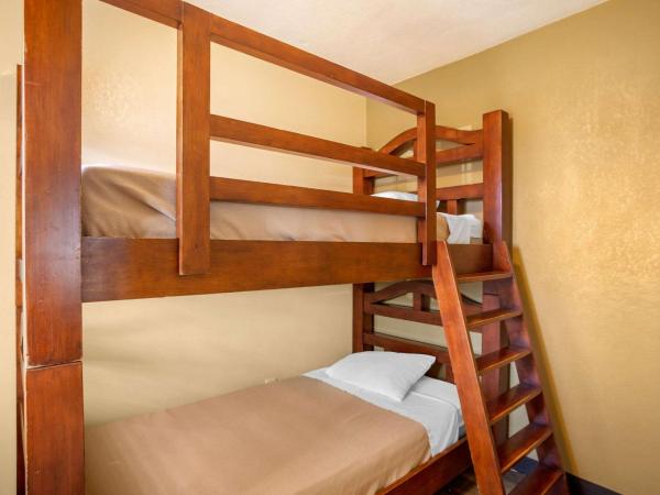 Comfort Inn San Diego Airport At The Harbor : photo 3 de la chambre deluxe room, 1 king bed and bunk bed, non smoking