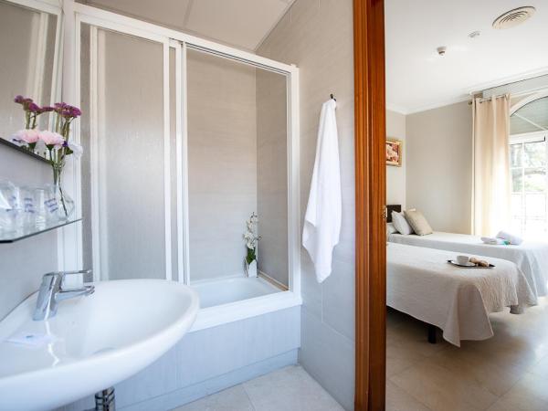 Hostal La Muralla : photo 2 de la chambre chambre lits jumeaux avec lit d'appoint et salle de bains privative