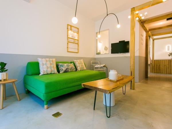 HOME++ Xi'an : photo 6 de la chambre balcony suits with city view-colorful time