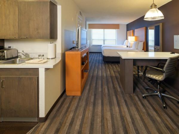 Hyatt House Houston Galleria : photo 4 de la chambre studio with two double beds and accessible tub - disability access