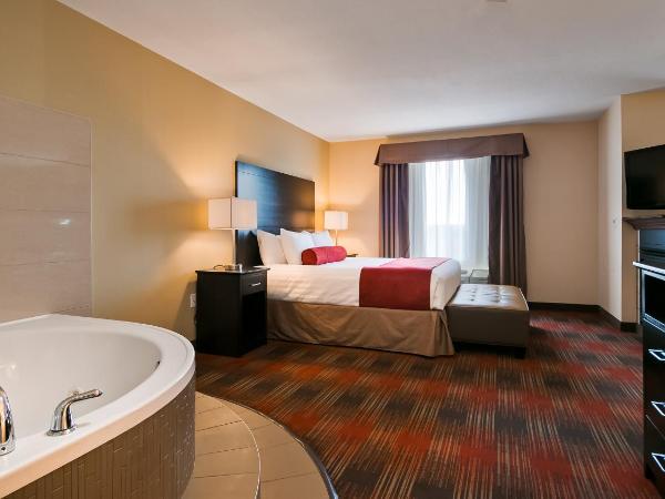 Best Western Plus Red Deer Inn & Suite : photo 6 de la chambre suite lit king-size avec baignoire spa et cheminée