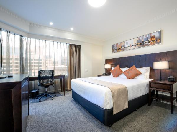 Hotel Grand Chancellor Adelaide : photo 3 de la chambre chambre exécutive lit queen-size
