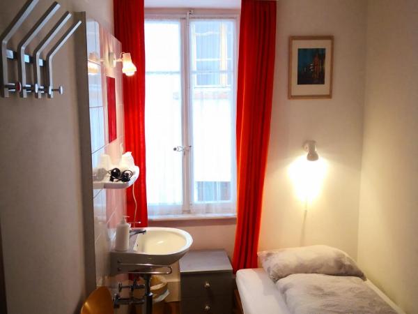 Weisses Rössli : photo 3 de la chambre chambre simple avec salle de bains commune