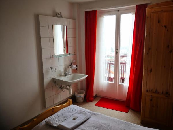 Weisses Rössli : photo 3 de la chambre chambre lit queen-size avec salle de bains commune