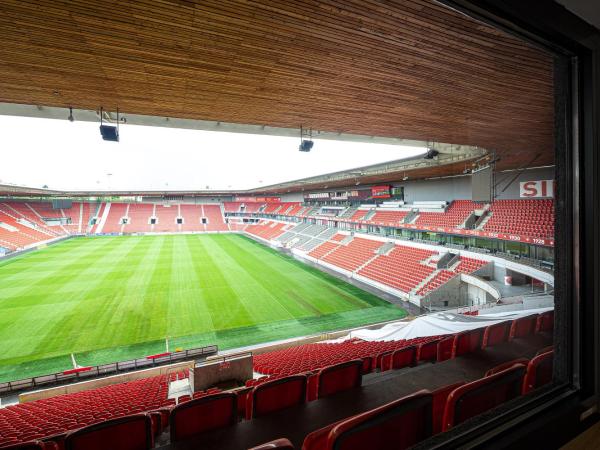Iris Hotel Eden - Czech Leading Hotels : photo 6 de la chambre chambre double supérieure avec vue sur le stade