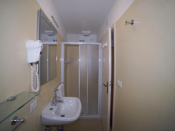 Hotel Canada : photo 4 de la chambre petite chambre double avec salle de bains privative extérieure