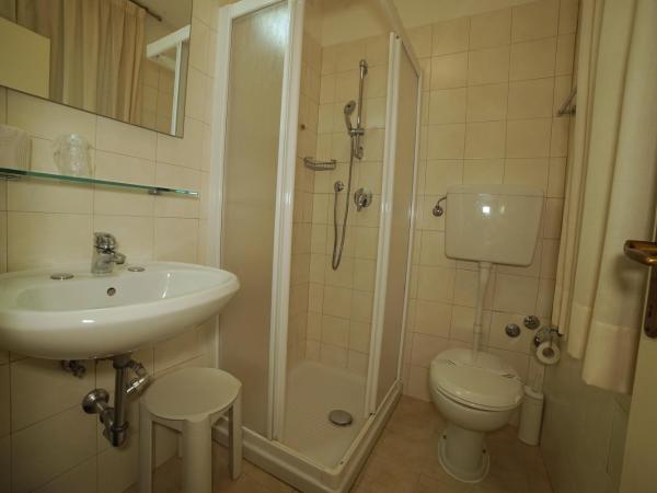 Hotel Canada : photo 6 de la chambre chambre double ou lits jumeaux - vue sur canal