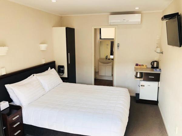 Tudor Court Motor Lodge : photo 3 de la chambre executive studio with bathtub