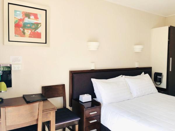 Tudor Court Motor Lodge : photo 5 de la chambre executive studio with bathtub