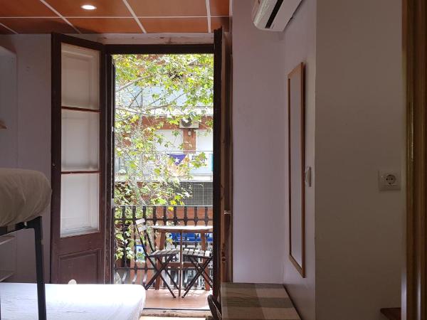 Barcelona Rooms 294 : photo 3 de la chambre chambre familiale avec salle de bains privative, balcon et kitchenette