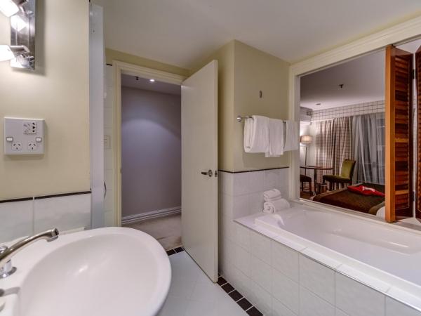 VR Rotorua Lake Resort : photo 3 de la chambre chambre lit king-size - vue sur lac