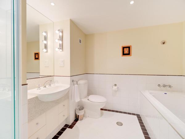 VR Rotorua Lake Resort : photo 4 de la chambre chambre lit king-size - vue sur jardin