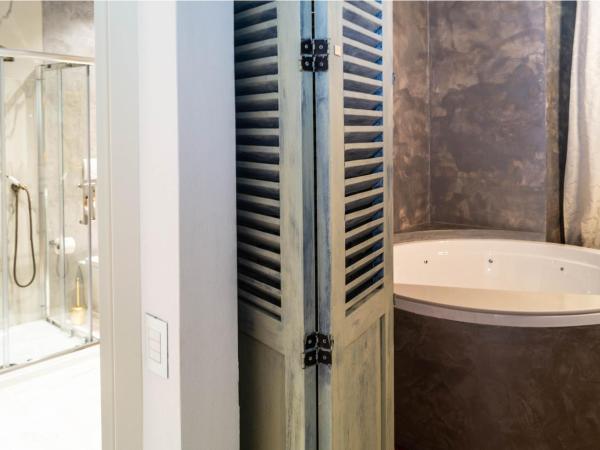 Ilsanleonardo : photo 4 de la chambre chambre lit queen-size avec baignoire spa