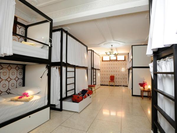 LHOSTEL à Casablanca : photo 1 de la chambre lit simple dans dortoir mixte