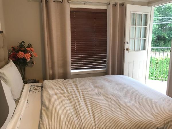 Royalty B&B : photo 9 de la chambre chambre lit queen-size avec balcon