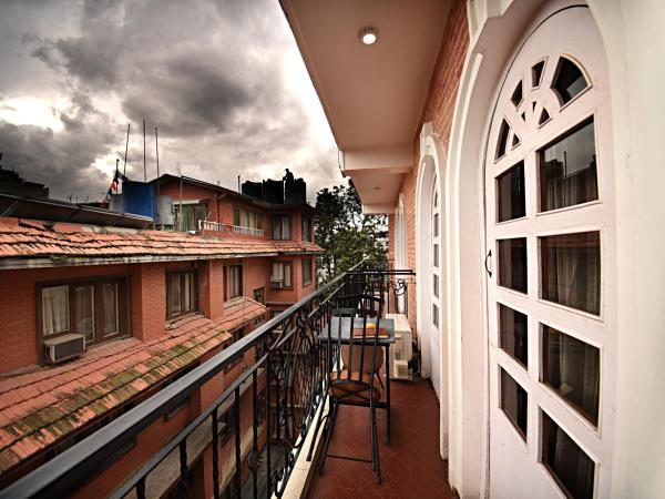 DOM Himalaya Hotel : photo 1 de la chambre deluxe double or twin room with balcony - free airport pickup
