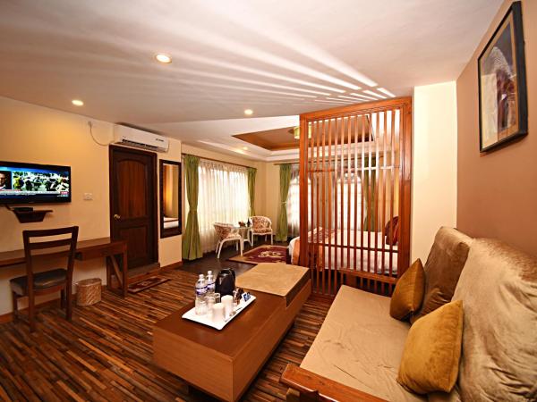 DOM Himalaya Hotel : photo 7 de la chambre suite with balcony - free airport pickup