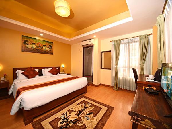 DOM Himalaya Hotel : photo 2 de la chambre family room with balcony - free airport pickup