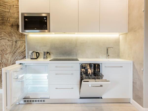 Royal Hill Residence : photo 10 de la chambre apartment with balcony with mountain view