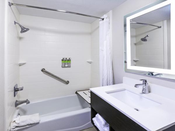 Holiday Inn Express New Orleans East, an IHG Hotel : photo 2 de la chambre standard two queens room - mobility accessible tub