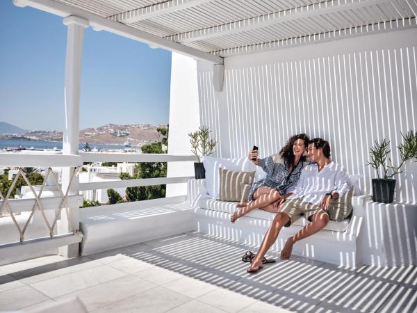 Belvedere Mykonos - Main Hotel - The Leading Hotels of the World : photo 2 de la chambre chambre double ou lits jumeaux panoramique avec terrasse bien exposée privée
