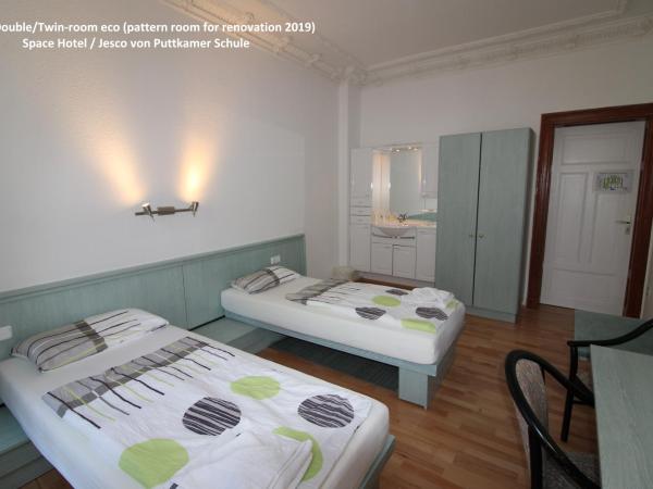 Space Hotel im Campus der JvP Schule : photo 6 de la chambre chambre lits jumeaux Économique