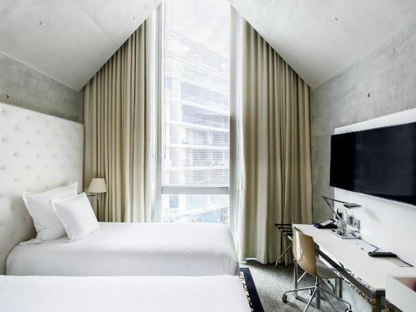 M Social Singapore : photo 1 de la chambre hébergement alcôve lits jumeaux confortable