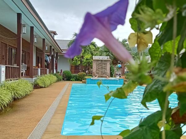 Khum Laanta Resort - SHA Extra Plus : photo 2 de la chambre chambre double deluxe - vue sur piscine