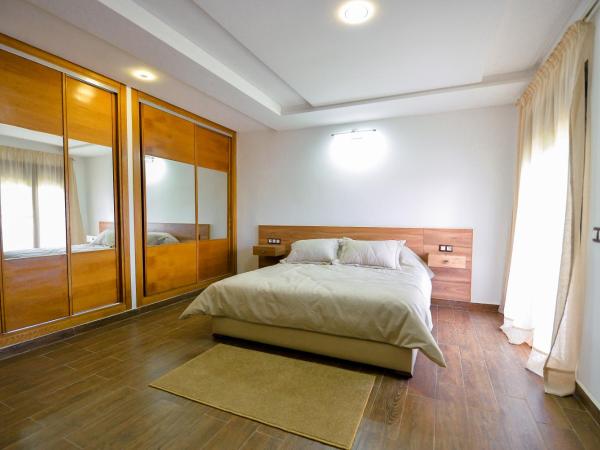 Le Pavillon d'or : photo 6 de la chambre chambre double deluxe (2 adultes + 1 enfant)