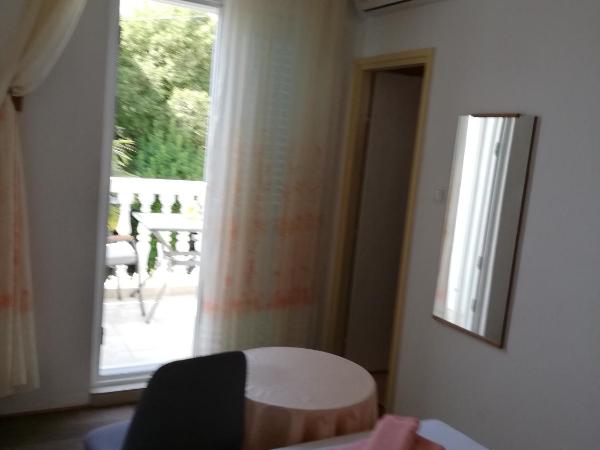 Guest House Mićin : photo 1 de la chambre chambre double avec balcon