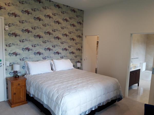 Golfcourse Road Chalets and Lodge : photo 2 de la chambre chambre lit king-size avec baignoire spa - lodge