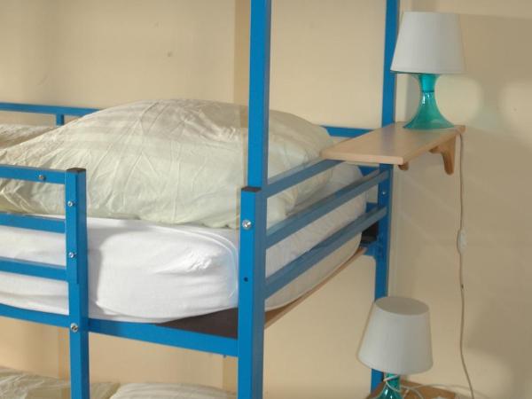 Buch-Ein-Bett Hostel : photo 10 de la chambre chambre 9 lits avec salle de bains privative