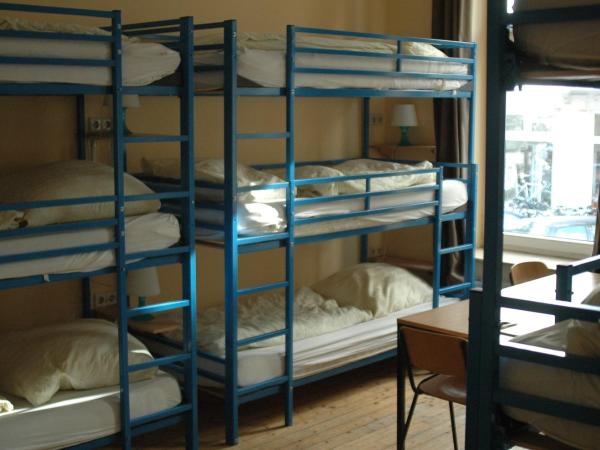 Buch-Ein-Bett Hostel : photo 6 de la chambre chambre 9 lits avec salle de bains privative