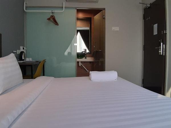 MIICO Hotel @ Mount Austin : photo 6 de la chambre chambre avec lit king-size et fenêtre