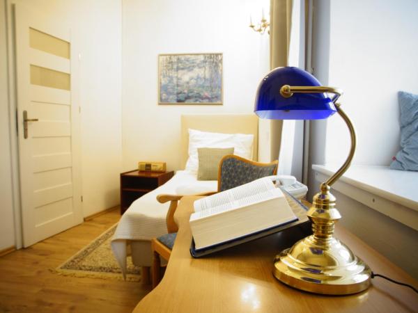 Pokoje Gościnne Dom Literatury : photo 3 de la chambre chambre simple - vue sur château royal (28)