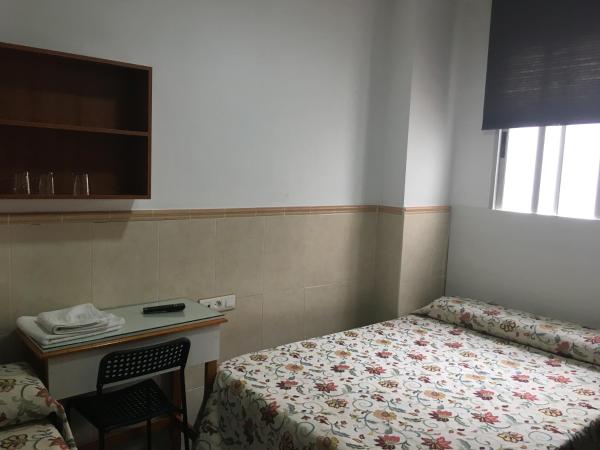Pensión El Hidalgo : photo 3 de la chambre chambre double avec lit d'appoint et salle de bains privative