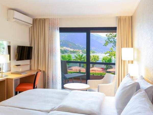 H4 Hotel Arcadia Locarno : photo 1 de la chambre chambre double de luxe - vue sur lac