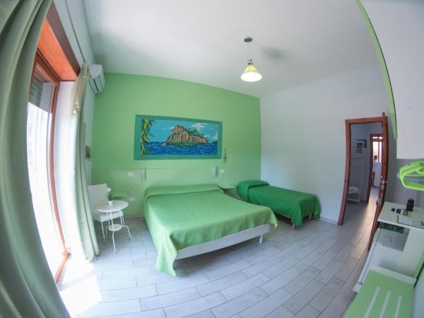 B&B Le isole : photo 8 de la chambre chambre triple avec salle de bains privative séparée