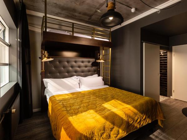 R13 - A Townhouse Hotel : photo 4 de la chambre lit superposé deluxe