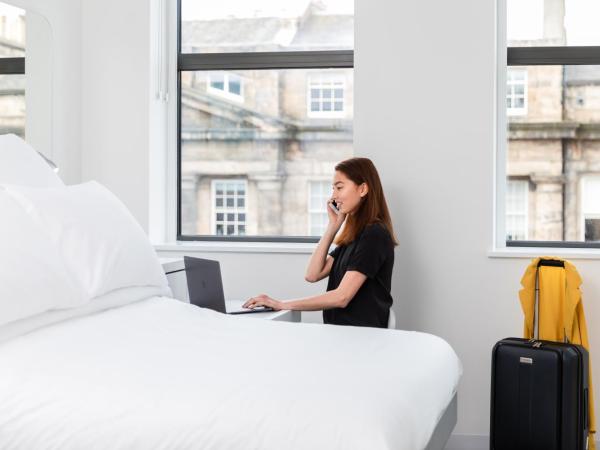 YOTEL Edinburgh : photo 4 de la chambre hébergement lit queen-size premium