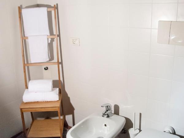 La Maison : photo 10 de la chambre chambre triple avec salle de bains commune