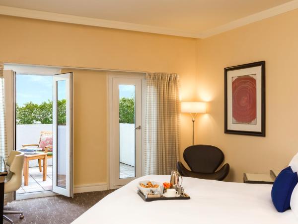 Hotel Sofitel Los Angeles at Beverly Hills : photo 6 de la chambre chambre lit king-size de luxe avec terrasse