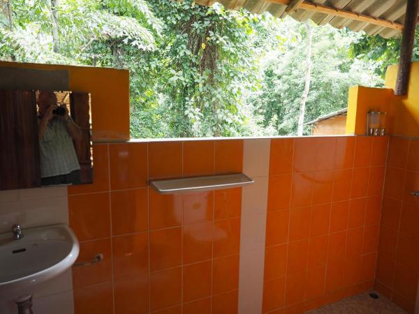 LITTLE EDEN Bungalows : photo 4 de la chambre chambre double ou lits jumeaux - vue sur jardin
