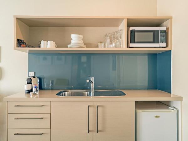 Silver Fern Rotorua Suites & Spa : photo 10 de la chambre studio supérieur avec piscine spa